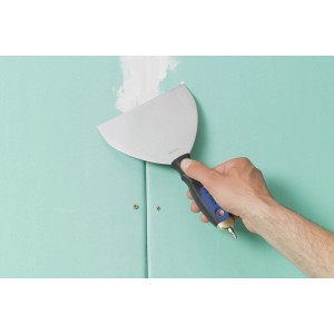 Spatola LUX in acciaio inox con impugnatura morbida 2K da 150 mm per stuccare una parete in cartongesso.