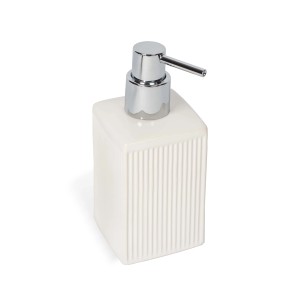 Elegante dispenser di sapone con superficie scanalata e pompa cromata.