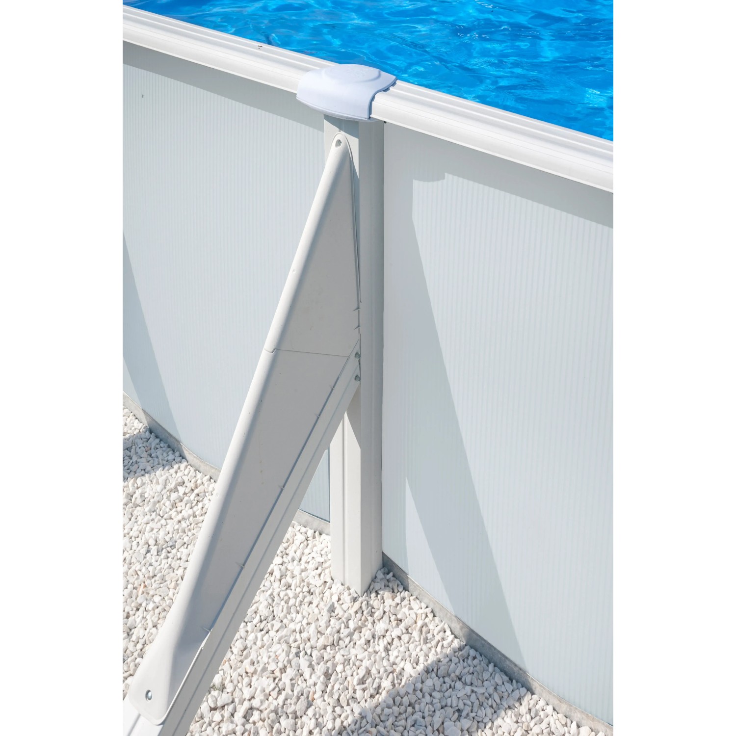Dettaglio della piscina Gre Atlantis con pareti in acciaio bianca (915x470x132 cm) con puntone di supporto.