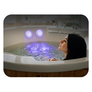 Donna si rilassa nella vasca con luci notturne t.b.t. che emettono luce blu.