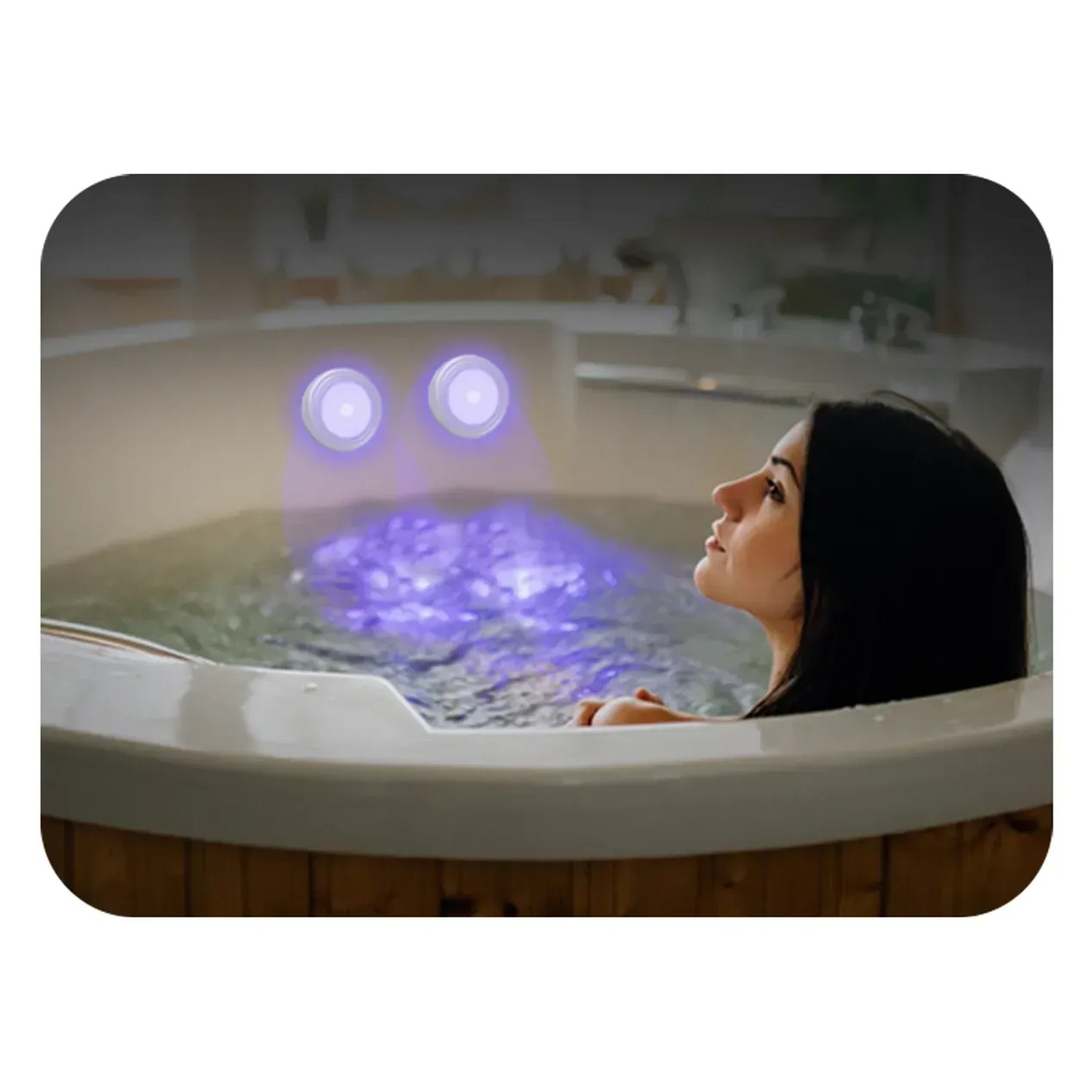 Donna si rilassa nella vasca con luci notturne t.b.t. che emettono luce blu.