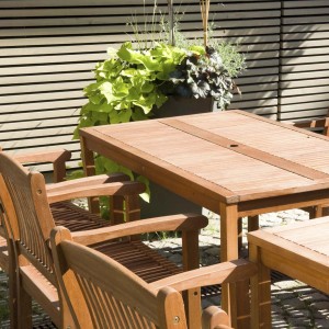 Set di mobili da giardino in legno: tavolo e sedie in legno. Ideale per l'uso esterno.