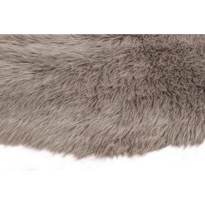 Dettaglio: Tappeto a pelo lungo grigio e soffice.