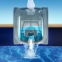 Robot piscina Zodiac CNX 2020 che scarica l'acqua nella piscina.
