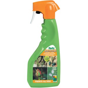 Flacone spray di insetticida biologico contro afidi e mosche bianche.