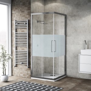 Box doccia angolare con vetro parzialmente satinato in bagno.
