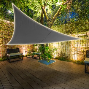 Vela ombreggiante grigia (t.b.t.) in giardino, tesa su una terrazza. Categoria: Vele ombreggianti.