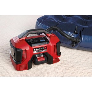 Compressore ibrido Einhell Pressito che gonfia un materassino.