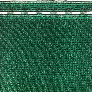 Dettaglio di un'arella verde intrecciata per la privacy e la protezione solare.