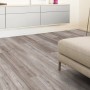 Pavimento in laminato Comfort Quercia Antico Grigio 7 mm posato in soggiorno.