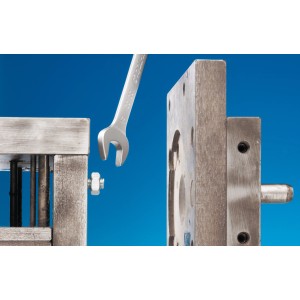 Chiave a forchetta LUX (6x7 mm) che stringe una vite su un banco da lavoro.
