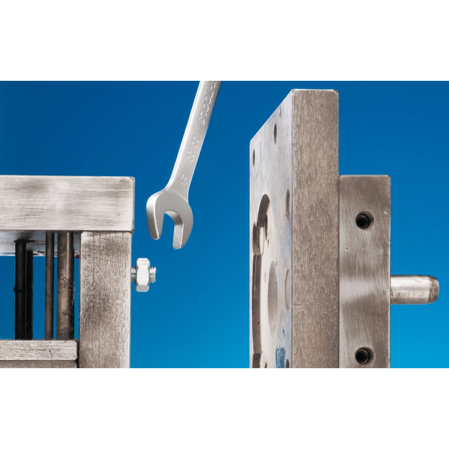Chiave a forchetta LUX (6x7 mm) che stringe una vite su un banco da lavoro.