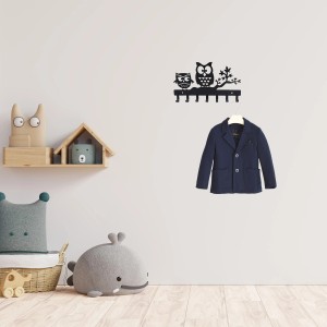 Appendiabiti da parete con gufi e giacca in cameretta.