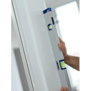 Livella a bolla LUX Alles im Lot (80 cm) utilizzata per l'allineamento verticale.