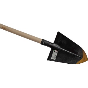 Vanga nera con manico in legno per giardinaggio.