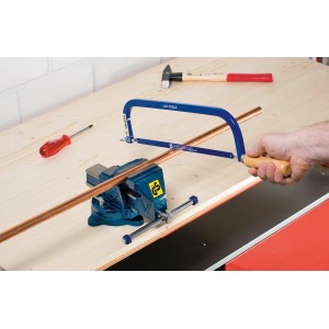 Lama per metalli LUX in uso: tubo di metallo tagliato con seghetto e morsa.