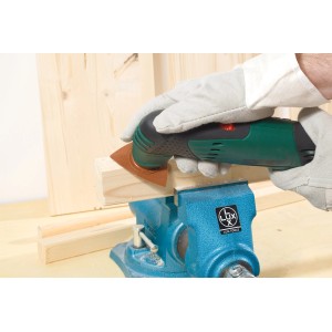 Platorello triangolare LUX Delta HM 80 mm in uso su multiutensile per levigare il legno.