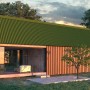 Copertura bituminosa verde su moderna casa in legno nel verde.