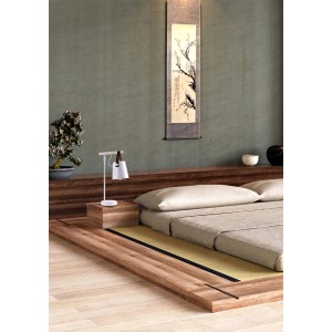 Lampada da scrivania bianca t.b.t. su comodino in camera da letto.