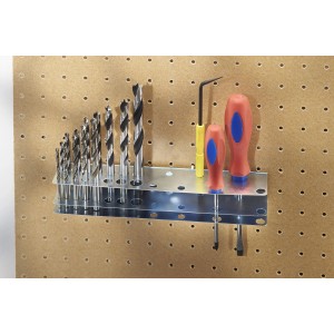 Portautensili con punte da trapano e cacciaviti su pannello forato.