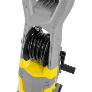 Dettaglio dell'avvolgitubo di un'idropulitrice giallo-grigia.