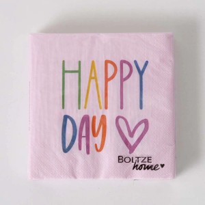 Tovagliolo di carta rosa con scritta "Happy Day" e cuore, ideale per decorare la tavola.
