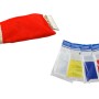 t.b.t. Guanto raschiaghiaccio in rosso, blu, giallo e bianco per proteggere dal freddo durante la raschiatura del ghiaccio.