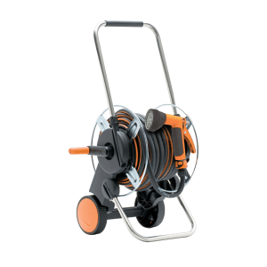 Avvolgitubo da giardino nero con dettagli arancioni e doccetta.