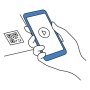 Mano che scansiona il codice QR con lo smartphone. Riproduci video sul miscelatore lavabo Grohe.