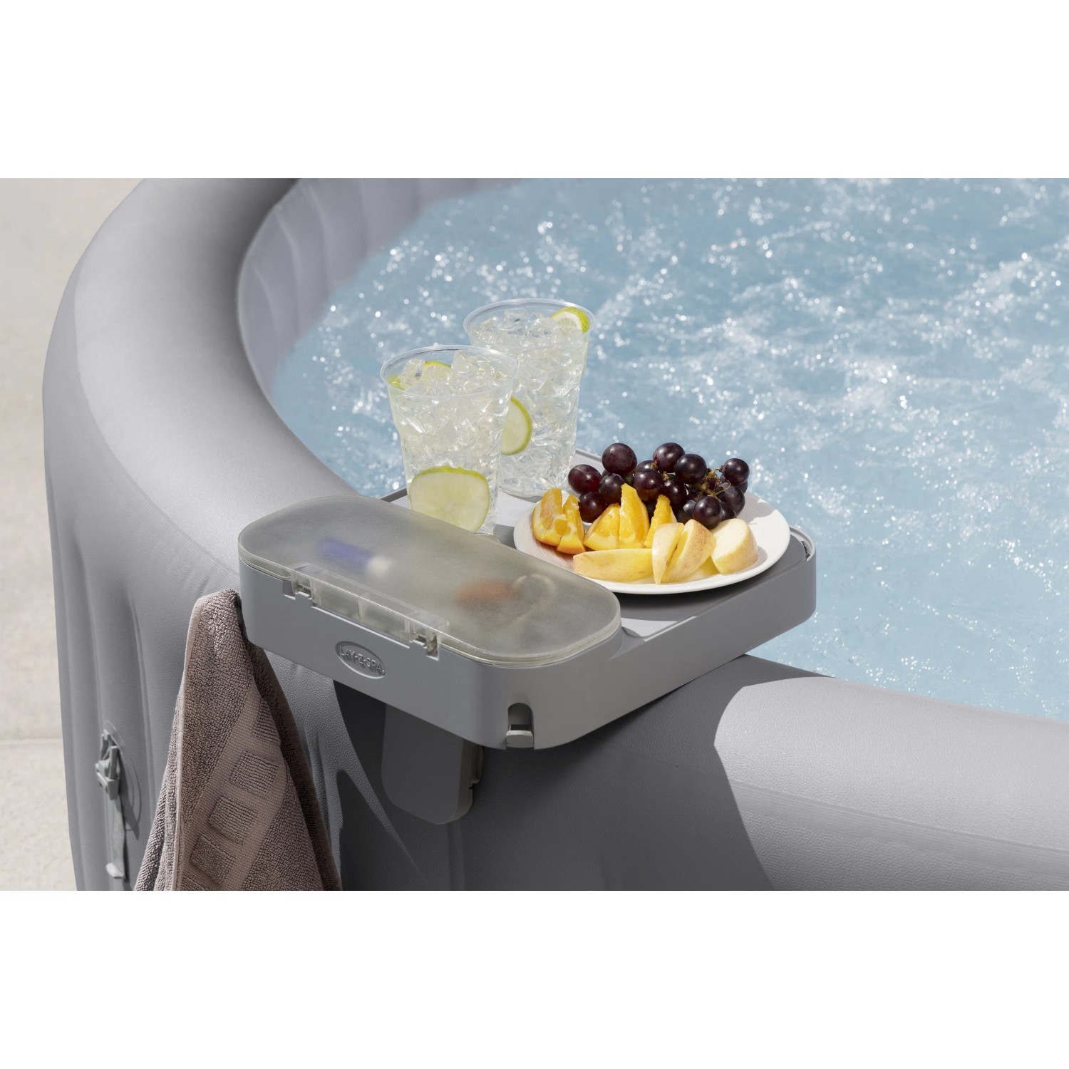 Vassoio Bestway LAY-Z-SPA su vasca idromassaggio con bevande e frutta.