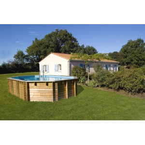 Piscina ovale in legno Gre Vermela (672x472x146 cm) in giardino, parzialmente interrata.