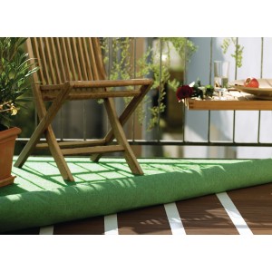 Nastro di montaggio Tesa che fissa erba sintetica su balcone con piastrelle in legno. Extra forte adesivo per moquette e PVC.