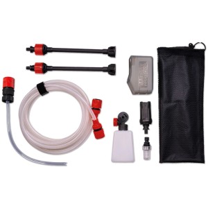 Set accessori per idropulitrice a batteria Einhell: lance, tubo aspirazione, flacone schiuma, protezione batteria, sacchetto a rete.