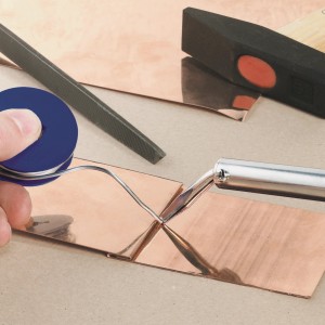 Saldatore LUX 100 W che salda lamiere di rame, con stagno, lima e martello.