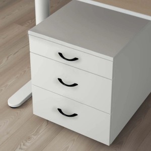 Maniglie per mobili t.b.t. nere su cassettiera bianca. Categoria: Maniglie e pomelli per mobili.