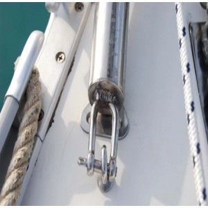 Dettaglio di un raccordo in acciaio inossidabile per barche, parte della categoria accessori nautici.