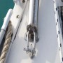 Dettaglio di un raccordo in acciaio inossidabile per barche, parte della categoria accessori nautici.