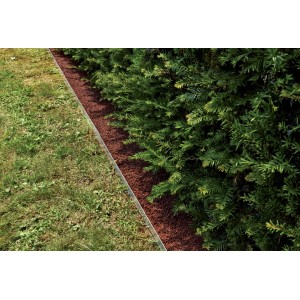 Bordura da giardino con prato e siepe. Rinforzo del bordo per aiuole e prati.