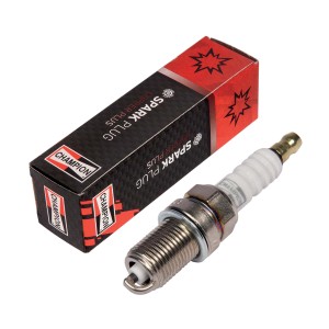 Candela Champion con confezione per accessori motoseghe.