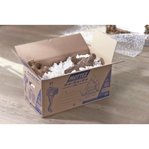 Scatola di trasloco aperta con materiale da imballaggio e oggetti, stampata con motivo blu.