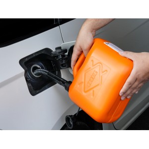 Tanica arancione OBI (5 l) riempie il serbatoio di un'auto.
