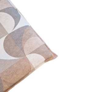 Cuscino decorativo t.b.t. con motivo geometrico nei toni del beige e del grigio.