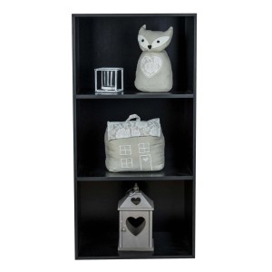 Libreria nera con oggetti decorativi su tre livelli.