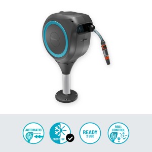 Avvolgitubo a parete con tubo e accessori di collegamento.