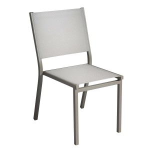 Sedia da giardino t.b.t. con struttura in metallo grigio e seduta in tessuto.