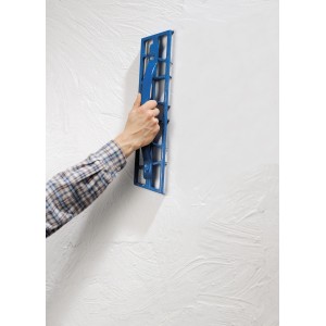 LUX Gipserhobel 50 cm in uso: mano che pialla gesso su una parete bianca. Ideale per lavori di cartongesso.