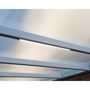 Striscia LED Palram Canopia montata sotto un padiglione o un carport.