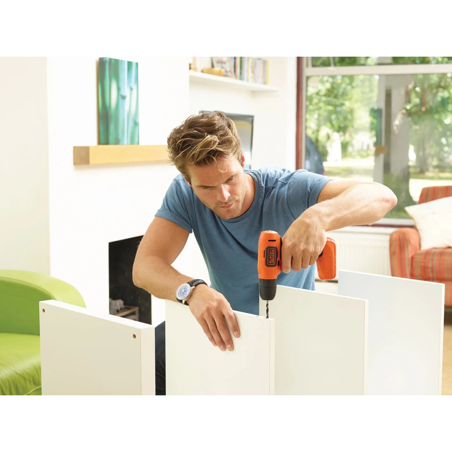 Uomo che fora un mobile bianco con avvitatore a batteria Black+Decker BDCD8.
