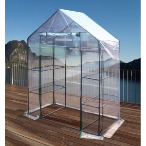 Piccola serra in film con ripiani per il giardino o il balcone.
