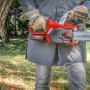 Motosega a batteria Einhell Power X-Change GE-LC 18/25 Li Solo in uso, rosso/nero. Elettroseghe compatta per giardinaggio.